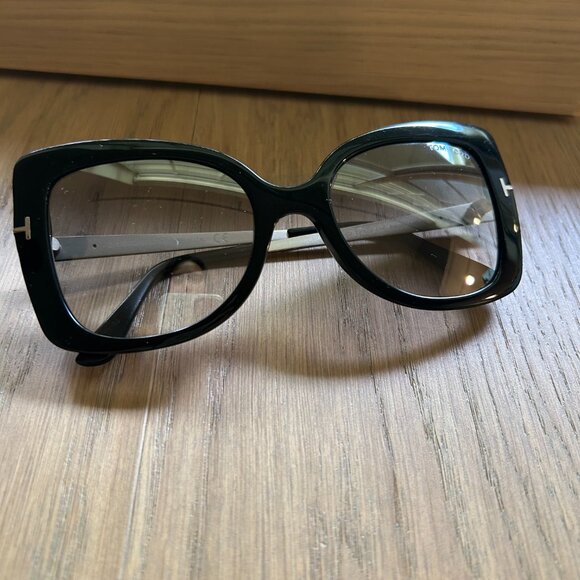 Tom Ford black sunglasses Gianna-02 TF609 main image 4